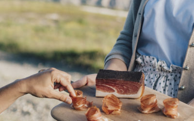 Semaine du Goût x Speck Alto Adige IGP offrent une dégustation exceptionnelle signée par le Chef Denny Imbroisi.